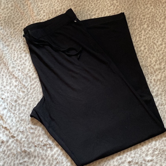 SKIMS Black Wide Leg Pants - Picture 2 of 4